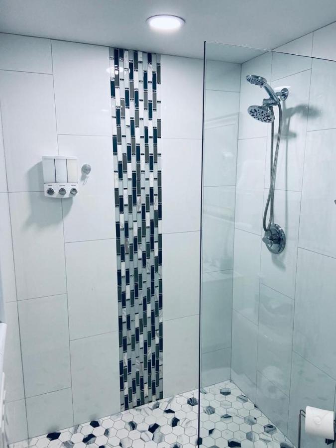 Lovely Unit With Independent Entrance Apt # 1 Apartment Tampa