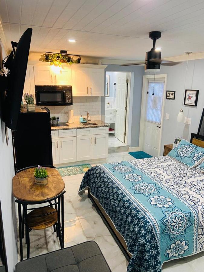 Lovely Unit With Independent Entrance Apt # 1 Apartment Tampa