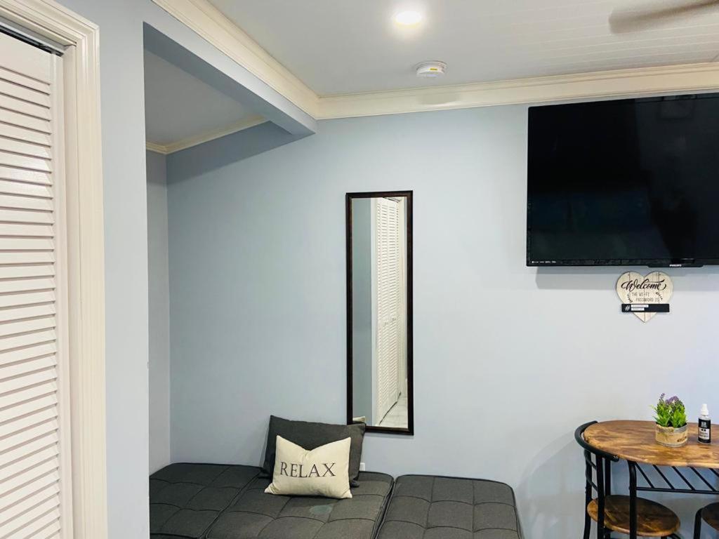 Lovely Unit With Independent Entrance Apt # 1 Apartment *